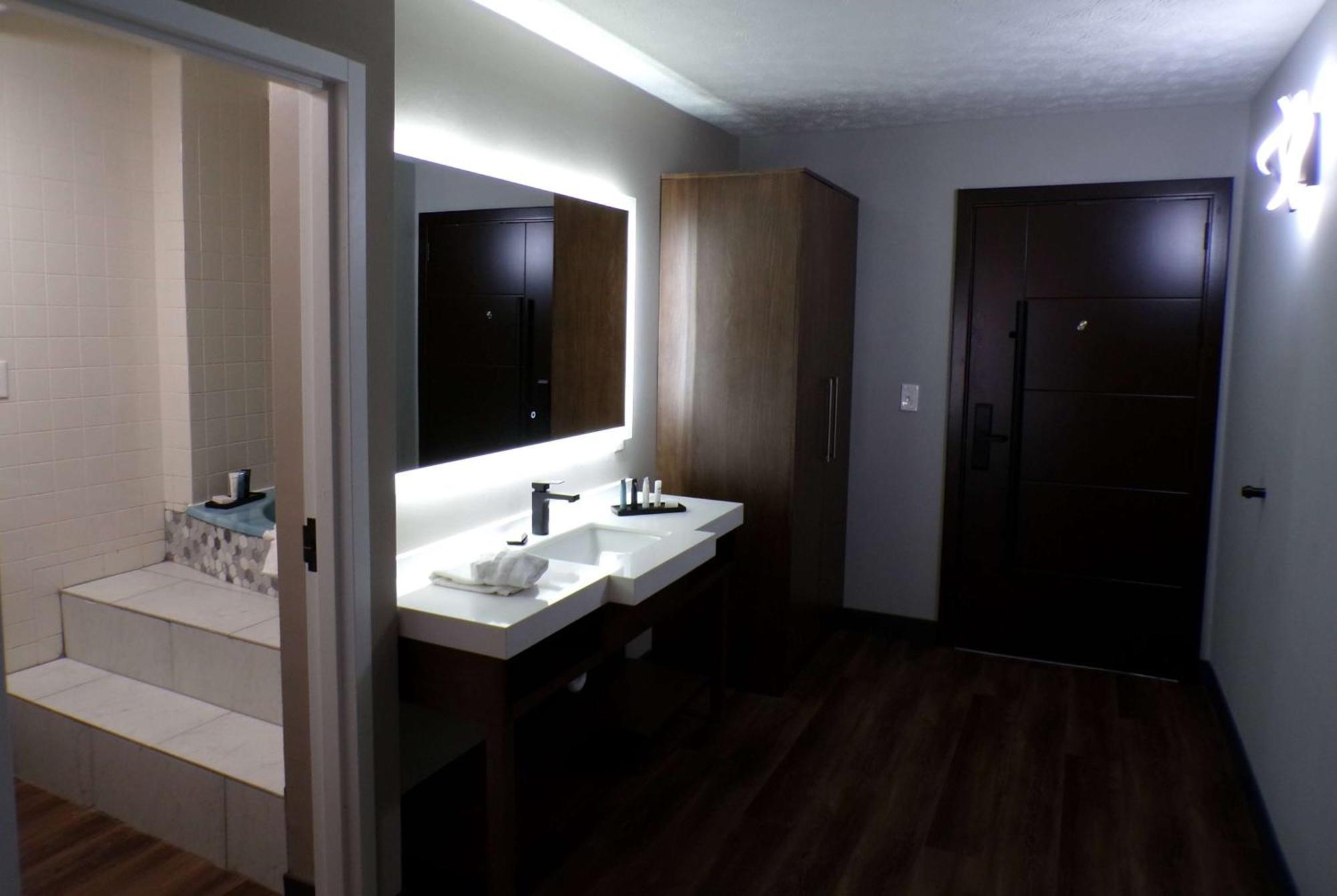 Hotel Luxor & Suites, A Travelodge By Wyndham 3*