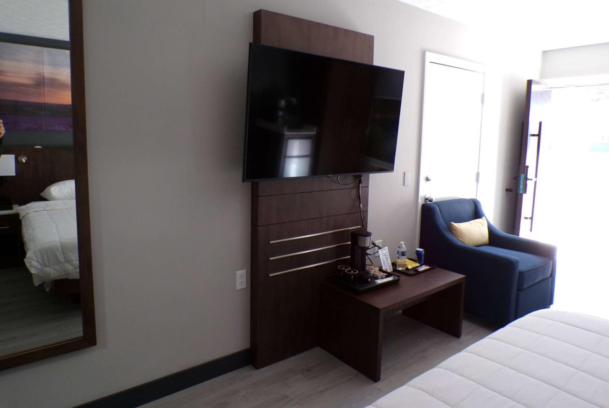 Hotel Luxor & Suites, A Travelodge By Wyndham Elkins